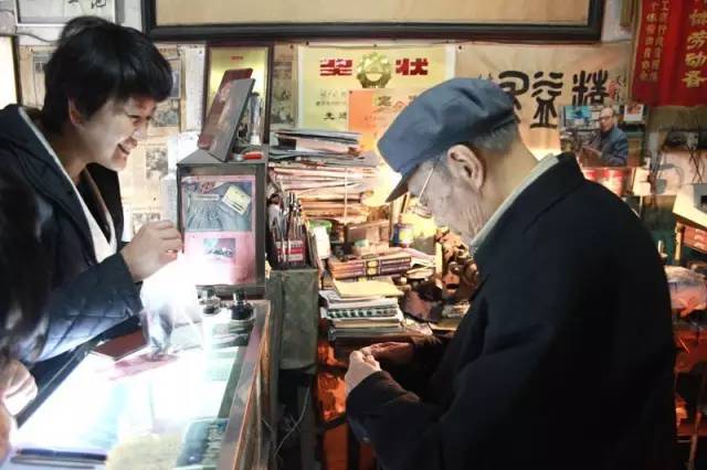 他在这10平米小店待了70多年，用一生修好了500000支钢笔