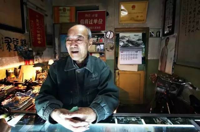 他在这10平米小店待了70多年，用一生修好了500000支钢笔
