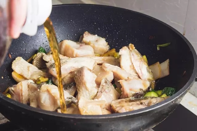 ▼ RECIPE 香辣焖锅鱼，只要焖这一锅，超鲜的一顿饭就搞定！ 