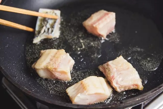 ▼ RECIPE 香辣焖锅鱼，只要焖这一锅，超鲜的一顿饭就搞定！ 