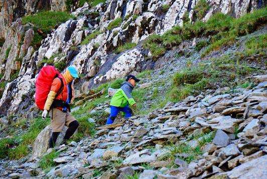 五岁全程徒步登顶华山，天生爱户外,七岁徒步完成狼塔c线，是冒险还是勇敢？